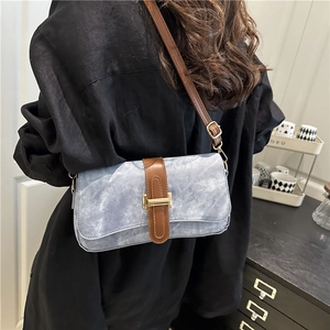 Sac à bandoulière rétro français en denim bleu clair avec lanière en cuir marron et boucle