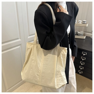 Sac fourre-tout minimaliste blanc cassé grande capacité avec texture pour femmes