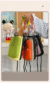 Détail de sacs bandoulière colorés avec sangles tressées épaisses et poche avant zippée