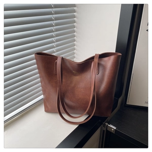 Vue détaillée du sac cabas marron en cuir PU avec lettrage doré Fashion Bags élégant