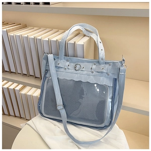 Détail d'un Itabag bleu clair avec fenêtre en PVC transparent et boucles en forme de cœur