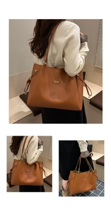 Dettaglio della borsa tote marrone con accenti a coulisse e anelli metallici laterali