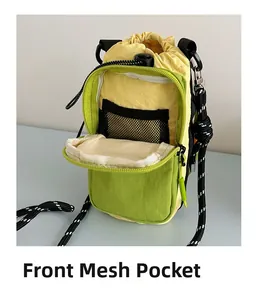 Détail de la poche avant en filet sur un sac à bandoulière bicolore vert lime et jaune
