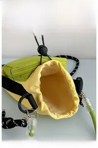 Vue de dessus du sac bandoulière montrant l'espace de rangement et le cordon de serrage