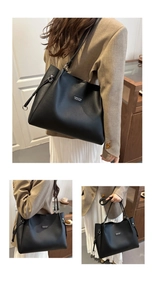 Dettaglio della borsa tote nera con design laterale a coulisse e finitura in pelle opaca