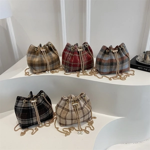 Set di cinque borse a secchiello in lana vintage a quadri con catena e perle