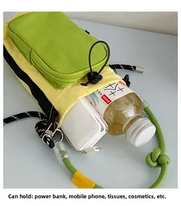 Vue détaillée de l'intérieur du sac bandoulière montrant sa grande capacité de rangement