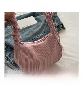 Détail du sac bandoulière en velours côtelé rose avec broderie nœud et bandoulière plissée