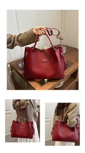 Dettaglio della grande borsa tote rossa con fibbie in metallo e logo alla moda