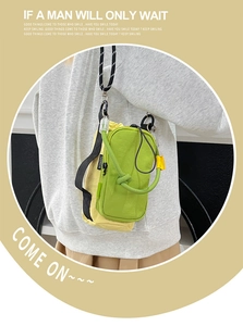 Détail du sac bandoulière tactique vert citron avec nœud de corde et sangle utilitaire