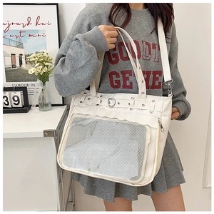 Vue détaillée du sac ita blanc en similicuir avec boucle cœur et poche filet transparente