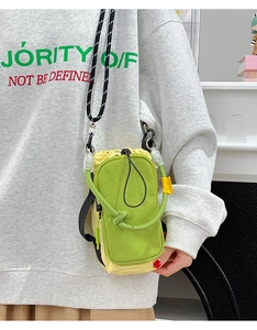 Détail du petit sac bandoulière bicolore en nylon avec fermeture éclair et sangle