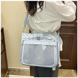 Détail du sac ITA bleu clair avec boucle en métal cœur et fenêtre en filet transparent