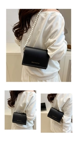 Détail du sac bandoulière noir mat en PU avec élégante bandoulière en perles blanches