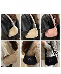 Vues détaillées des sacs croissants en velours côtelé avec broderie de nœuds en divers coloris