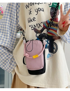 Vue détaillée du petit sac bandoulière rose et noir avec corde tressée et bandoulière