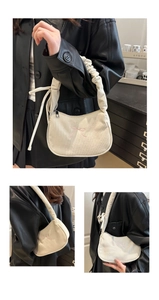 Détails du sac à bandoulière beige en velours côtelé avec nœud rose brodé et anse plissée
