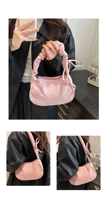 Détails du sac sous le bras en velours rose avec broderie nœud blanc et bandoulière plissée