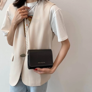 Petit sac bandoulière en cuir noir avec chaîne de perles et logo doré élégant
