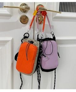 Détail des mini sacs bandoulière avec sangles en corde réglables et cordon de serrage