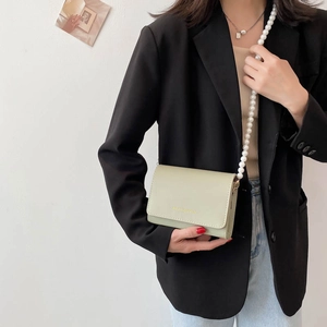 Sac à rabat rectangulaire vert clair élégant avec bandoulière en perles pour femmes chic