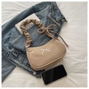 Détail du sac à bandoulière en velours côtelé avec broderie nœud et anse froncée
