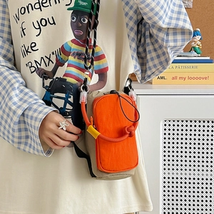 Petit sac bandoulière orange et kaki pour téléphone avec poignée en corde