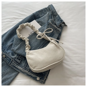 Détail du sac hobo en velours côtelé blanc avec bandoulière nuage et nœud décoratif