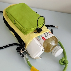 Sac bandoulière léger en nylon avec cordon de serrage et design contrasté jaune et vert