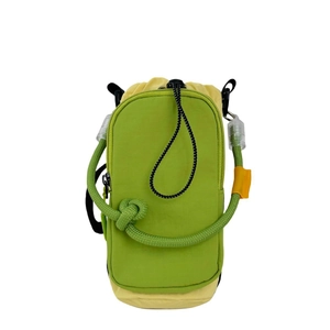 Petit sac bandoulière de sport bicolore avec cordon de serrage et style utilitaire