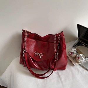 Grand sac cabas bordeaux avec nœud argenté et bandoulière chaîne pour le travail
