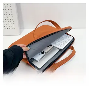 Vue intérieure d'une housse d'ordinateur orange en cuir avec rangement pour tablette