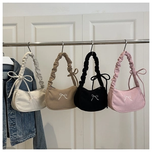 Détail de sacs hobo en velours côtelé en quatre couleurs avec bandoulière à volants