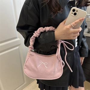 Sac à bandoulière en velours rose avec poignée plissée et broderie nœud blanc