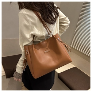 Borsa tote marrone in similpelle con ampia capacità e dettagli con coulisse laterale