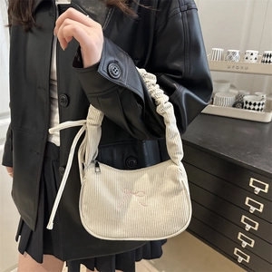 Sac hobo en velours côtelé beige avec broderie nœud rose et poignée plissée chic