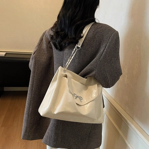 Sac fourre-tout chic en similicuir blanc cassé avec détail nœud argenté et chaîne