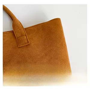 Detail der sauberen Nähte am braunen Wildleder-Tragegriff der Shopper-Tasche