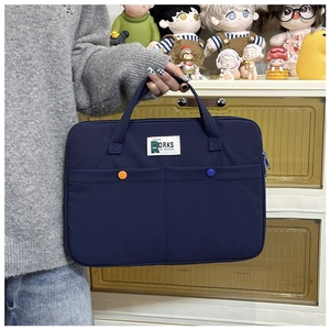 Détail d'une sacoche pour ordinateur en nylon bleu marine avec poches et écusson RORKS