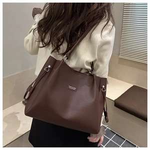 Dettaglio della borsa tote minimalista in pelle testa di moro con fibbia in argento
