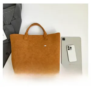 Shopper aus Wildlederimitat in Karamellbraun mit viel Platz für Tablet und Smartphone