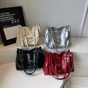 Sac Cabas Femme Grande Capacité en Cuir PU Sac Bandoulière pour Trajet Quotidien Avec Boucle en Métal Nœud Sangle Chaîne Couleur Unie