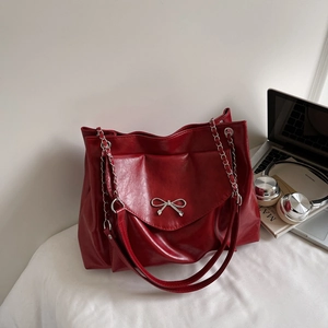 Grand sac cabas rouge en similicuir avec boucle papillon argentée et bandoulière