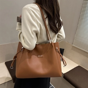 Grande borsa tote marrone retrò da donna con etichetta alla moda e tracolla a spalla