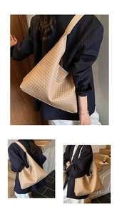 Détail du sac hobo tissé kaki montrant une grande capacité et un motif texturé
