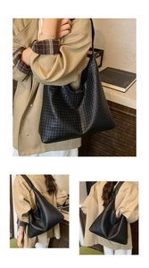 Détail de la texture tissée noire et de la grande capacité de ce sac fourre-tout en cuir PU