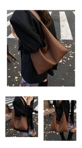 Détail d'un sac hobo en cuir tressé marron de haute qualité avec bandoulière large