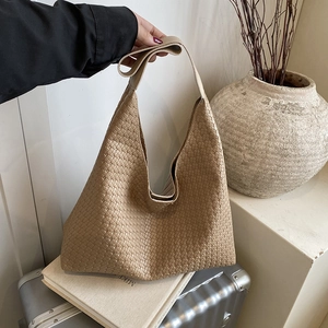 Détail du grand sac Hobo tressé en cuir kaki présentant une texture souple et chic
