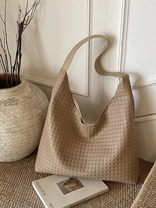 Sac hobo tissé vintage couleur camel avec bandoulière large au design minimaliste