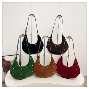 Detalle de los bolsos hobo de ante con remaches dorados en cinco colores y correas ajustables